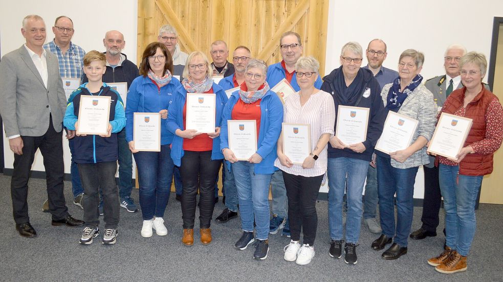 Ostrhauderfehns Bürgermeister Günter Harders (links) zeichnete Bürgerinnen und Bürger der Gemeinde für ihr jahrelanges ehrenamtliche Engagement in den Bereichen Sport, Kultur, Kirche und Soziales aus. Fotos: Weers