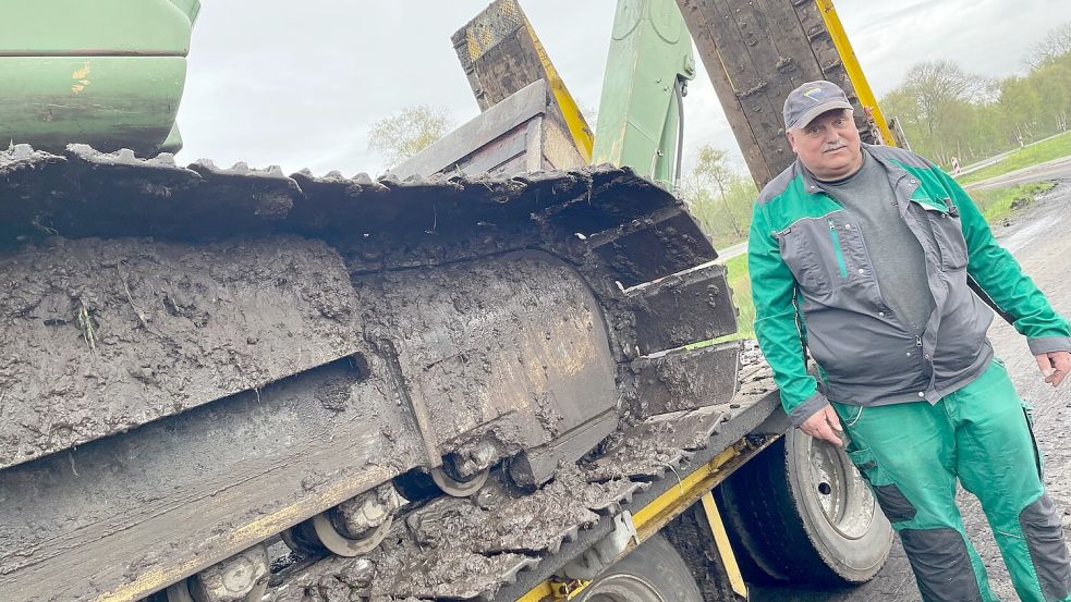 Udo Walker holte die Trecker mit dem Kettenbagger von der Fläche. Foto: Janßen