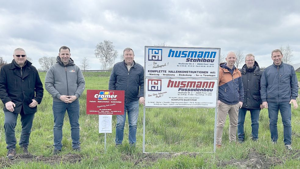 Klemens Thiede (von links, Ortsvorsteher Südgeorgsfehn), Andreas Meyer (Inhaber Cramer GmbH), Heinz Brunken (Bau- und Entwicklungsausschussvorsitzender), Robert Husmann (Husmann Stahlbau), Hinrich Becker (Bauamtsleiter Gemeinde Uplengen) sowie Bürgermeister Heinz Trauernicht haben das Grundstück im Gewerbegebiet besichtigt. Foto: Heinig