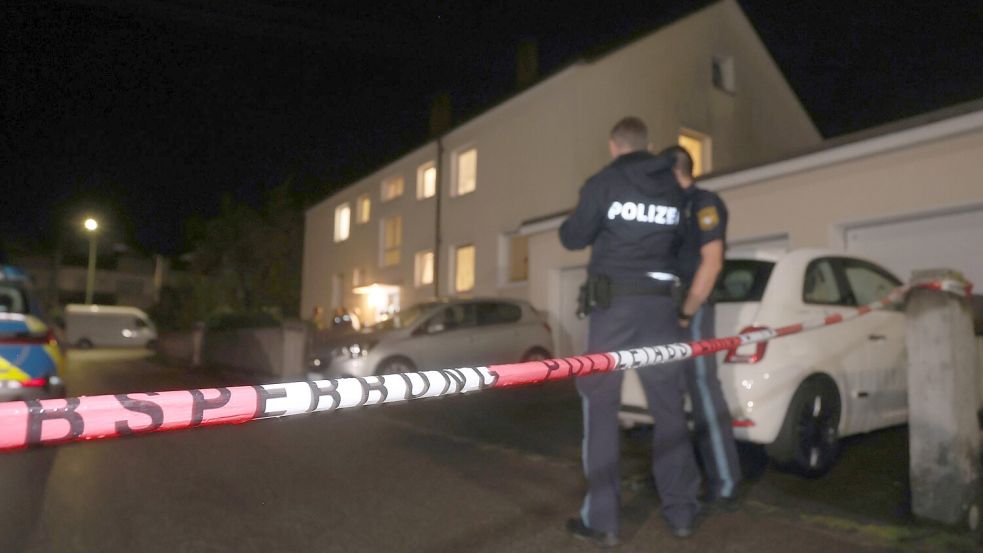 Polizisten im Juli 2023 vor dem Haus in Langweid, in dem drei Menschen erschossen wurden. Foto: Karl-Josef Hildenbrand/dpa