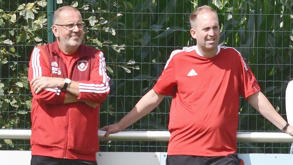 Sigurd de Buhr (links) und Michael Zuidema (rechts) bilden nicht mehr das Trainerteam von TuRa Westrhauderfehn. Foto: Damm