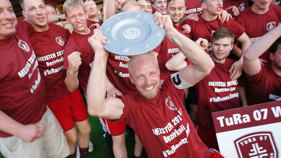 Stefan Brelage (Mitte) feierte als Spieler der 1. Herren und auch als Trainer der 2. Herren Erfolge. Nun ist er als Coach der 1. Herren gefragt. Archivfoto: Doden, Emden