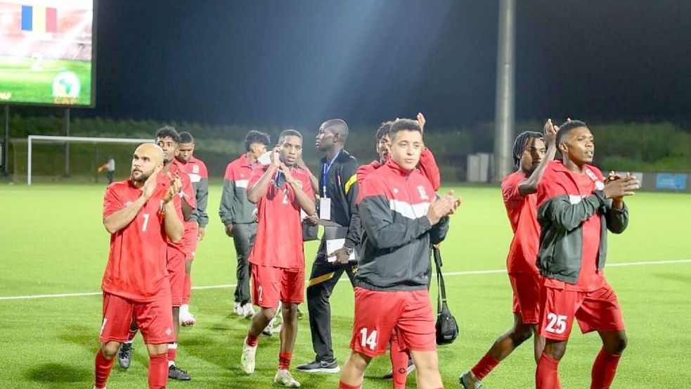 Nach der 1:2-Niederlage gegen den Tschad verabschiedete sich auch Malcolm Brunkhorst (Nummer 14) von den mauritischen Fans. Fotos: Privat