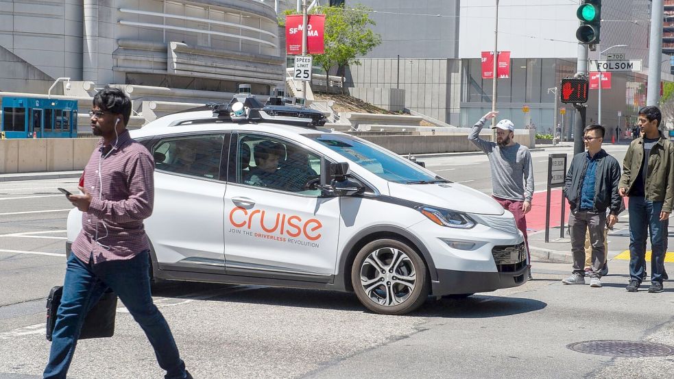 Ein selbstfahrendes Auto der Roboterwagenfirma Cruise des US-Konzerns General Motors sorgt für Unmut bei Fußgängern, nachdem es auf einer Kreuzung steckenblieb und sie bei Rot verlässt. Foto: Andrej Sokolow/dpa