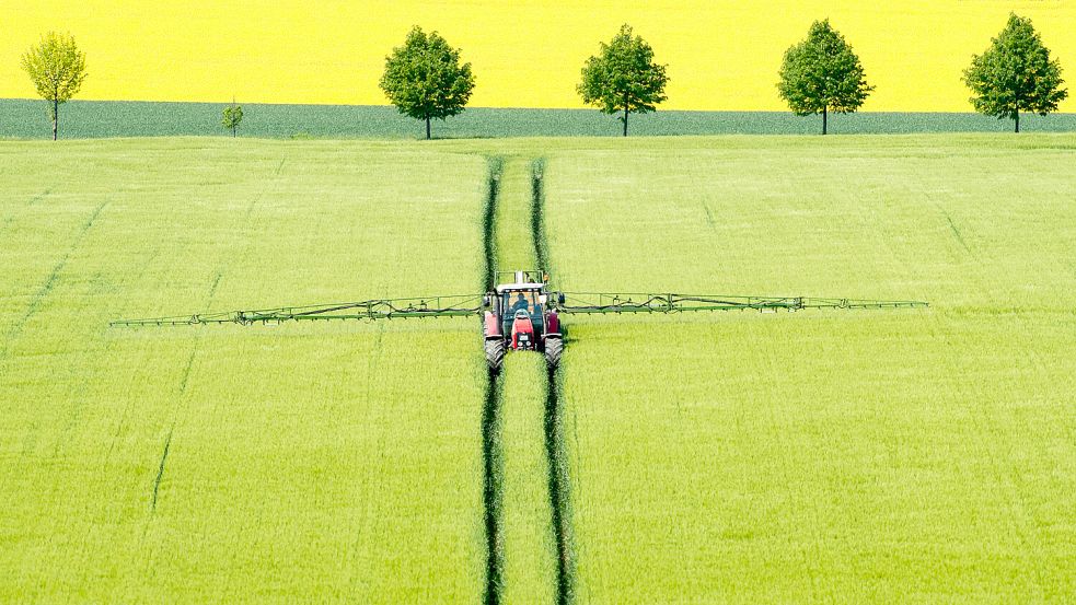 In der Landwirtschaft kommen auf Äckern Pestizide zum Einsatz. Unter gewissen Umständen kann der Kontakt mit manchen Wirkstoffen Parkinson verursachen. Foto: dpa