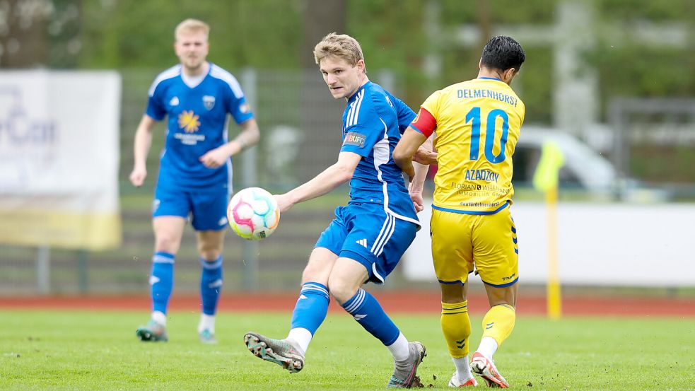 Atlas Delmenhorst (rechts) hat mit Hildesheim das Pokalfinale erreicht. Das hat nun für die Oberliga folgen, möglicherweise auch für Kickers Emden (links Janek Siderkiewicz). Foto: Doden/Emden