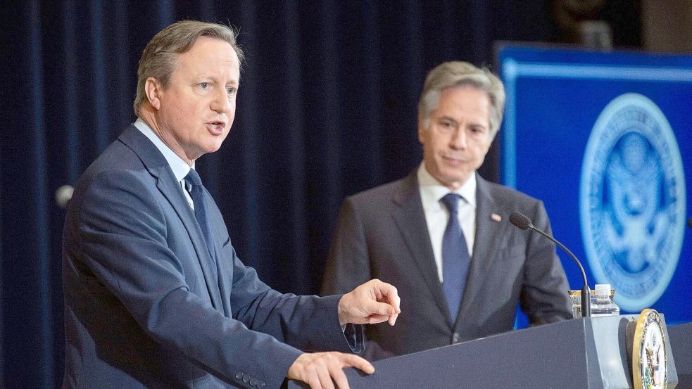 David Cameron (l), Außenminister von Großbritannien, hat sich bei seinem USA-Besuch auch mit dem früheren Präsidenten Trump getroffen. Foto: Kevin Wolf/AP/dpa