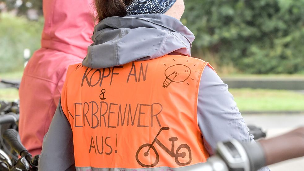 Schon mehrere Fahrradaktionen hat es zugunsten des Radwegs zwischen Oldersum und Riepe gegeben. Foto: Ortgies/Archiv