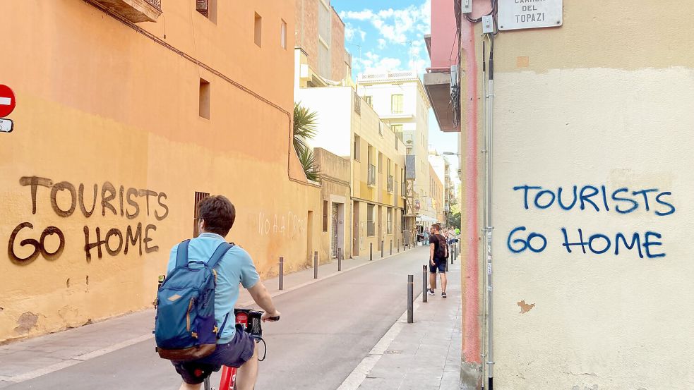 Mit Graffitis an Hauswänden machen die Aktivisten ihrer Frustration Luft und fordern die Touristen auf, „nach Hause zu gehen“. Foto: dpa/Emilio Rappold
