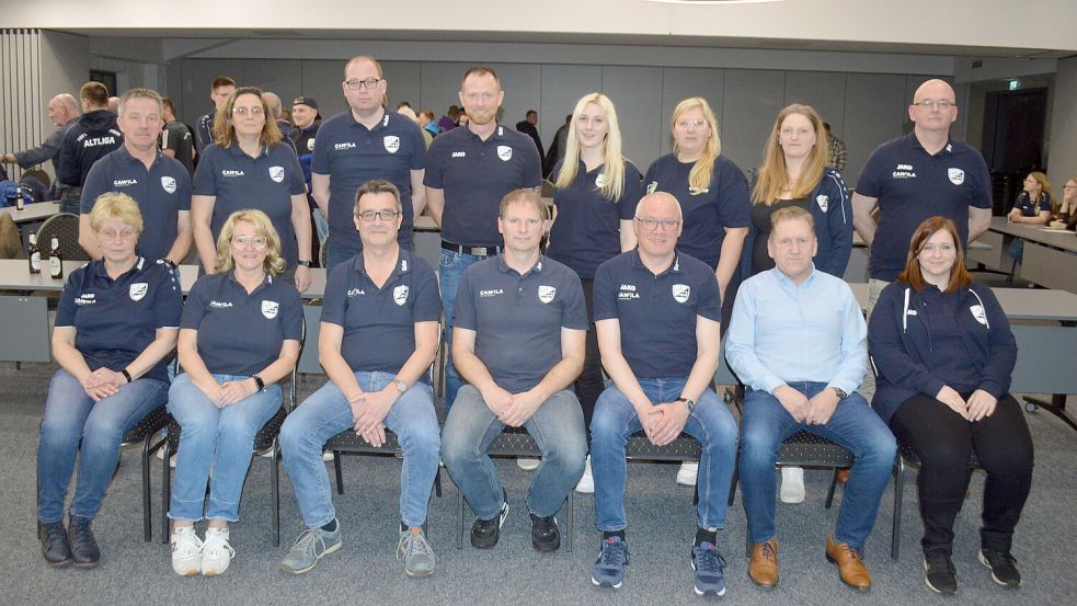 Der neue Vorstand des TSV Ostrhauderfehn (obere Reihe von links) Frank Schmidt, Bettina Hartema, Markus Neeland, Stefan Kwiatek, Wiebke Flügge, Carina Neeland, Wiebke Schomaker, Jörg Jelden sowie (sitzend von links) Manuela Neeland, Meike Janssen-Brünjes, Günter Niet, Jens Siemers, Stephan Reents, Arno Buß und Tina Land. Es fehlen: Dennis Griepenburg und Sabina Vieth. Foto: Weers