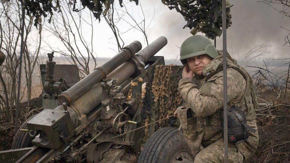 Ukrainische Soldaten der 71. Jägerbrigade feuern eine Haubitze M101 auf russische Stellungen an der Frontlinie bei Awdijiwka ab. Foto: Efrem Lukatsky/AP/dpa