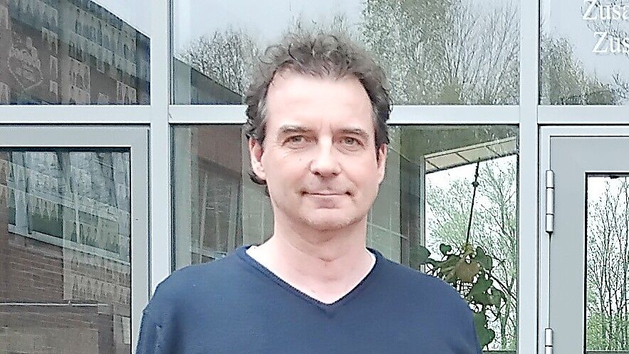 Jens Middendorf, Oberstufenkoordinator am Albrecht-Weinberg-Gymnasium in Rhauderfehn, kam am Donnerstag durch die Störung beim Politik-Abi ins Schwitzen. Fotos: Scherzer