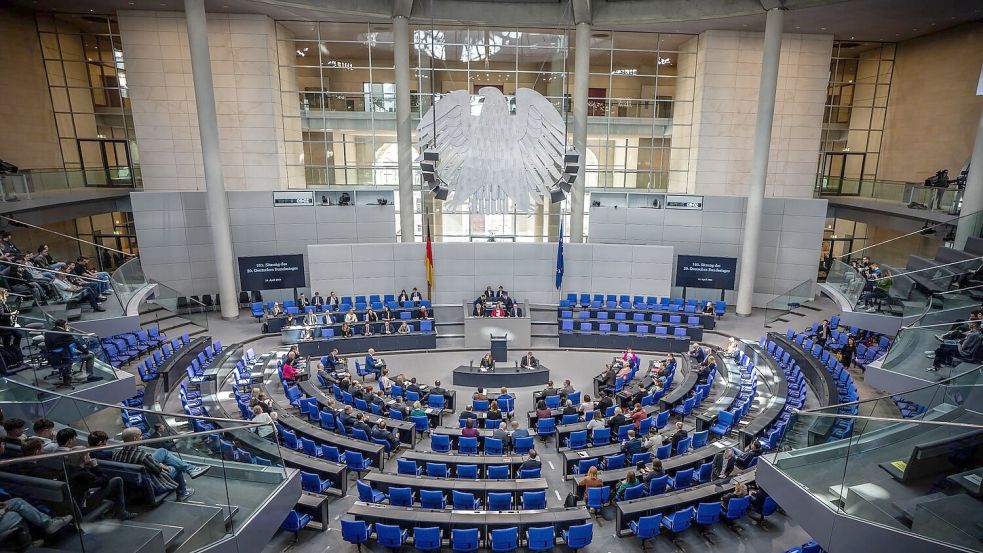 Der Bundestag hat mit der überwiegenden Zahl der Stimmen der Ampel-Fraktionen SPD, Grüne und FDP für die Einführung einer Bezahlkarte für Flüchtlinge votiert. Auch die AfD und das BSW stimmten dafür. Foto: Michael Kappeler/dpa
