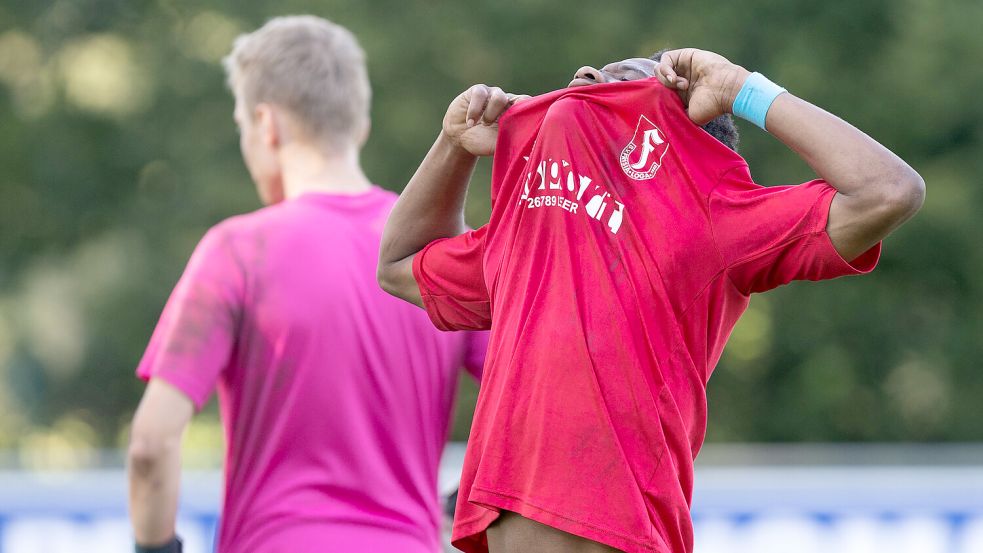 Zuletzt hat Frisia Loga Anfang September auf dem Rasen gepunktet. Die Niederlagen-Serie hat den Verein nun in große Abstiegsnot gebracht. Foto: Doden/Emden