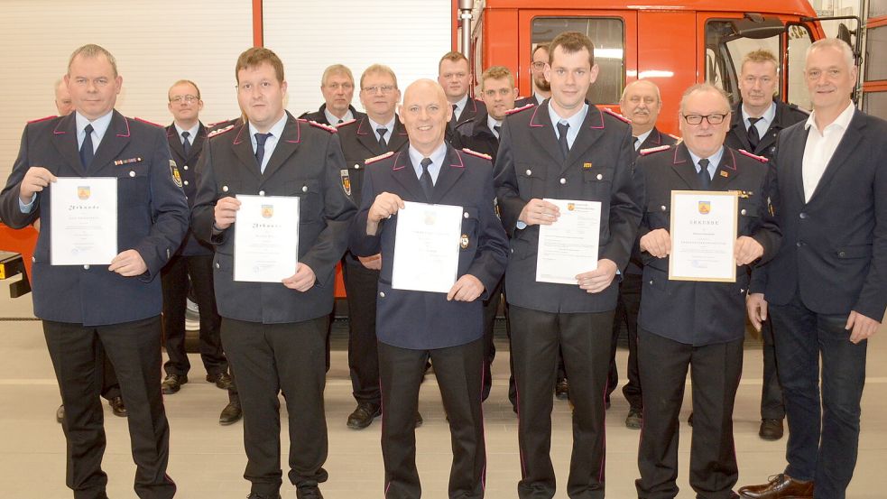 Veränderungen bei Feuerwehr Ostrhauderfehn: Neu ernannt wurden (von links) Lars Ammermann (Ortsbrandmeister), Sascha Block (stellvertretender Ortsbrandmeister) und Dennis Wachsmann (kommissarischer stellvertretender Ortsbrandmeister Holterfehn). Ralf Ecken schied aus, Manfred Baumfalk wurde zum Ehrenortsbrandmeister ernannt, Bürgermeister Günter Harders führte die Zeremonie durch. Stefan Baumfalk fehlt auf dem Foto. Fotos: Weers