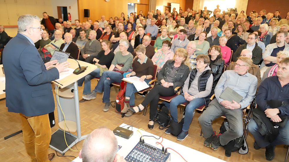 Westoverledingens Bürgermeister Theo Douwes (links) stellte die Windkraft-Pläne vor. Fotos: Passmann