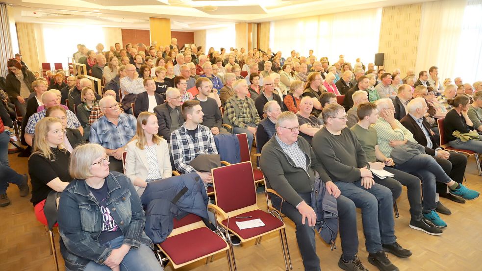 Großes Interesse an der Informationsveranstaltung der Gemeinde Westoverledingen um geplante Windräder im Gemeindegebiet.