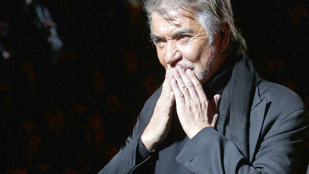 Der Italiener Roberto Cavalli 2004 bei einer Modenschau. Er wurde 83 Jahre alt. Foto: AFP/FRANCOIS GUILLOT