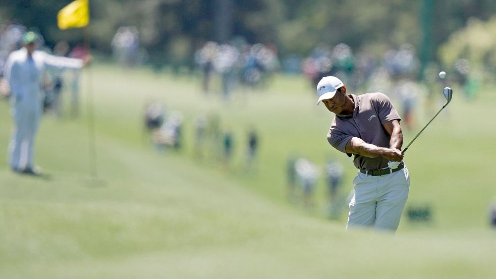 Schreibt erneut Golf-Geschichte: Tiger Woods. Foto: Charlie Riedel/AP/dpa