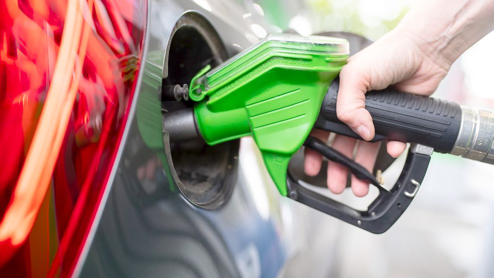 Aktuell müssen Autofahrer für Sprit in Ostfriesland tief in die Tasche greifen. Foto: Hoppe/dpa