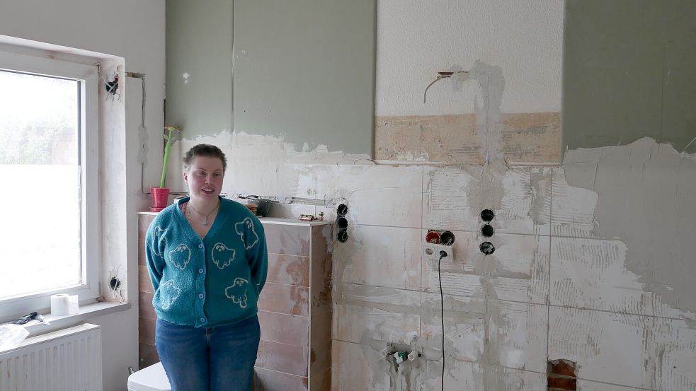 Das Badezimmer ist seit Wochen eine Baustelle. Der Unternehmer hat mit Arbeiten begonnen, sie aber nicht vollendet. Foto: Kruse