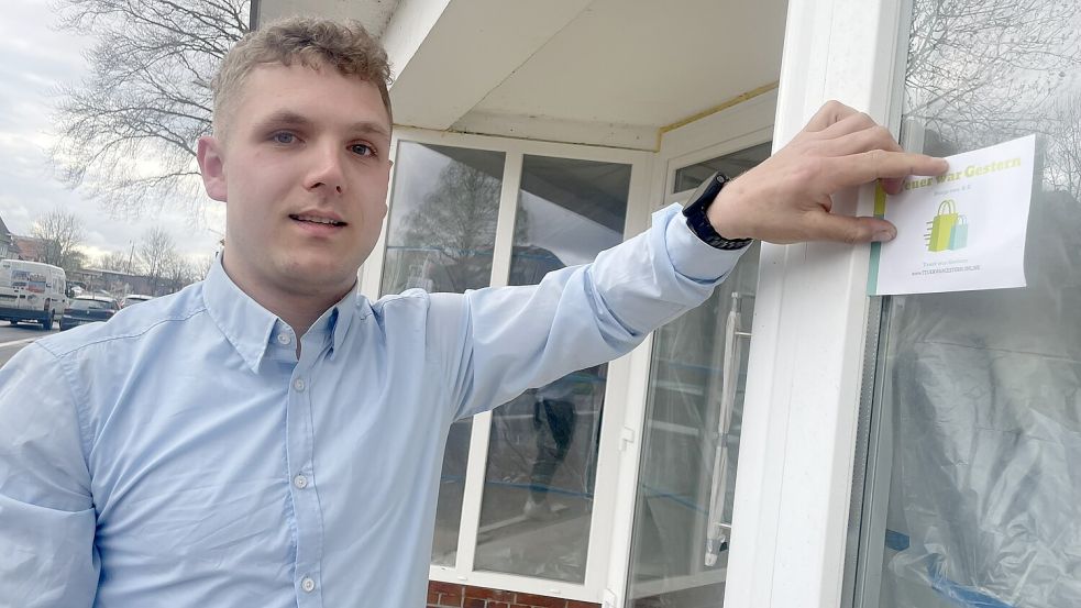 Diese Aufkleber hat Max Schmidt am Fenster des Gebäudes angebracht. Foto: Hellmers