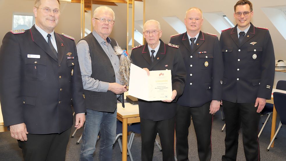 Ehrung bei der Feuerwehr Barßel (von links) Kreisbrandmeister Arno Rauer, Johanne Geesen, Horst Schillmöller, Uwe Schröder, Dennis Lüthje. Foto: Passmann