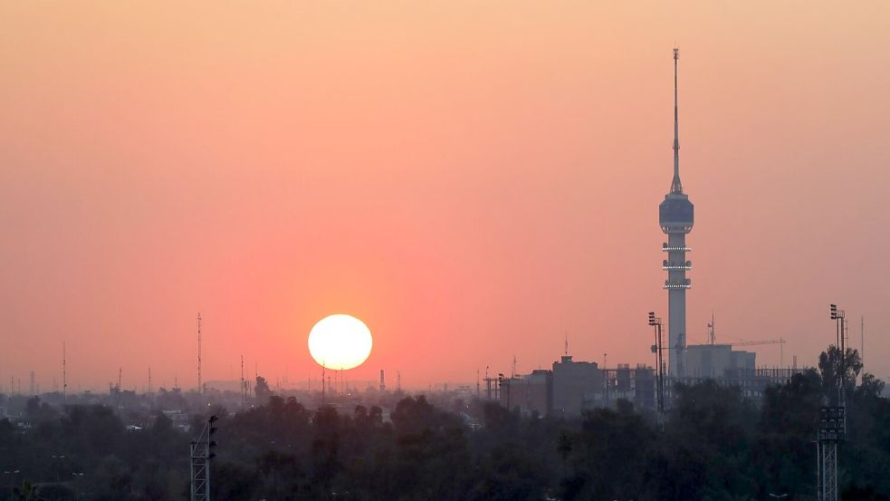 Die Sonne geht hinter der Skyline von Bagdad unter. Foto: Zhang Miao/XinHua/dpa