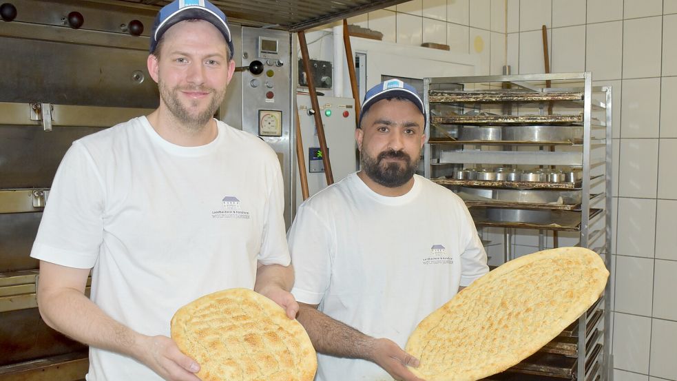 Bäckerei-Chef Jannes Janssen (links) freut sich, dass seit wenigen Wochen der türkische Bäckermeister Emrah Ogac bei ihm angestellt ist. Foto: Zein