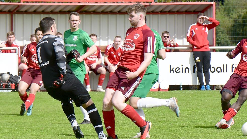 Moordorfs Keeper Simon Weber (hier gegen TuRas Neels Schulz) musste im Spiel kaum eingreifen. Foto: Damm