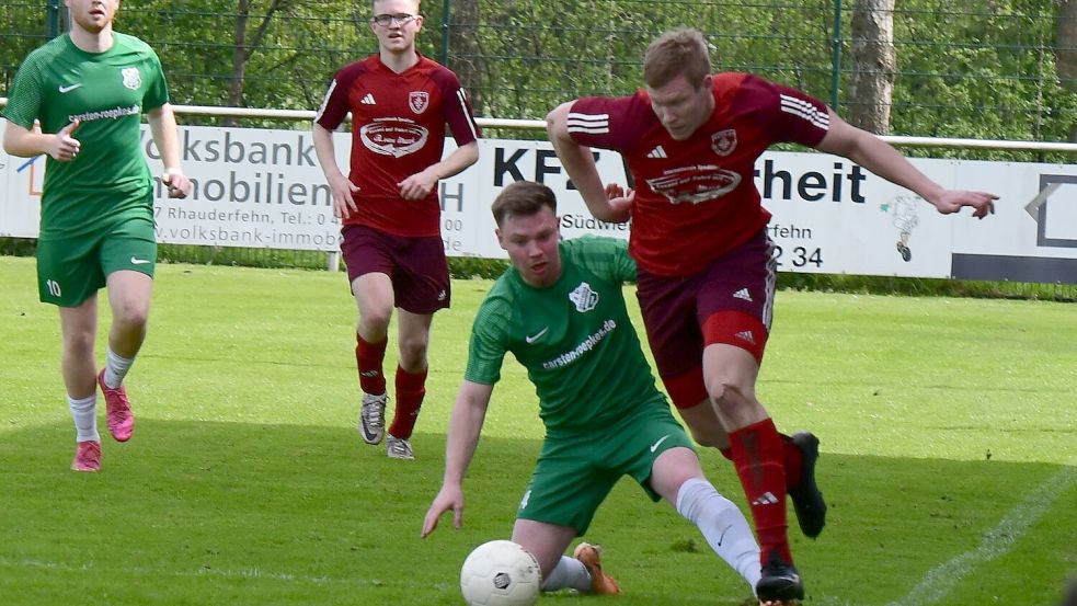 Lenard Buscher (rechts) versucht hier, einem Moordorfer den Ball abzuluchsen. Foto: Damm