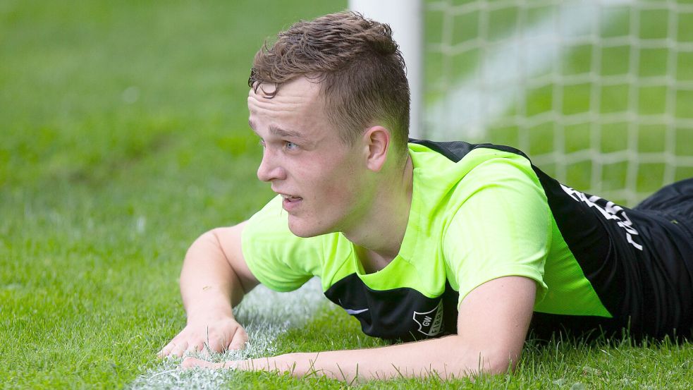 In der Hinrunde lief Klaas Folkerts noch für Landesligist Firrel auf, nun erweist er sich als wichtiger Mann bei Bezirksligist Aurich im Abstiegskampf. Foto: Doden, Emden