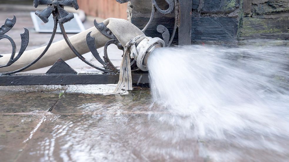 Wasser abpumpen nach einer Flut: Eine Wohngebäudeversicherung sollte jeder Immobilienbesitzer haben. Foto: Florian Schuh/dpa-tmn