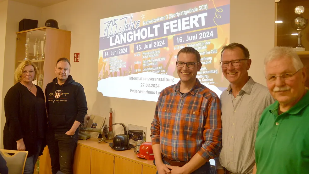 Das Programm für die 705-Jahr-Feier der Ortschaft Langholt vom 14. bis 16. Juni steht. Das Orga-Team um (von links) Inge Spieker, Daniel Fennen, Marco Groenewold, Norbert Pieper und Paul Vosseler hat ganze Arbeit geleistet und viele Veranstaltungen eingeplant. Es fehlt: Matthias Meyer. Foto: Weers