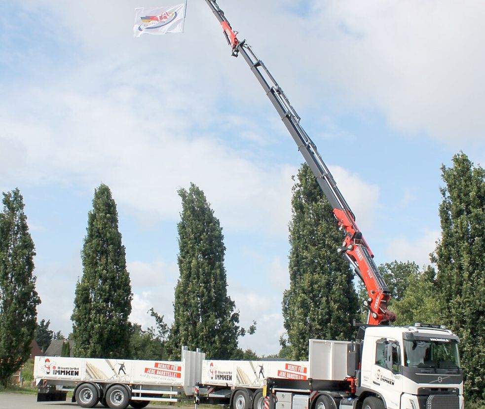 Der Baumarkt Immken verfügt über einen modernen Fuhrpark, darunter auch diesen 470 PS starken Volvo-Truck, der mit einem Spezialkran (Hakenhöhe: 30 Meter) ausgestattet ist und vielfältig auf Baustellen eingesetzt werden kann. Foto: privat