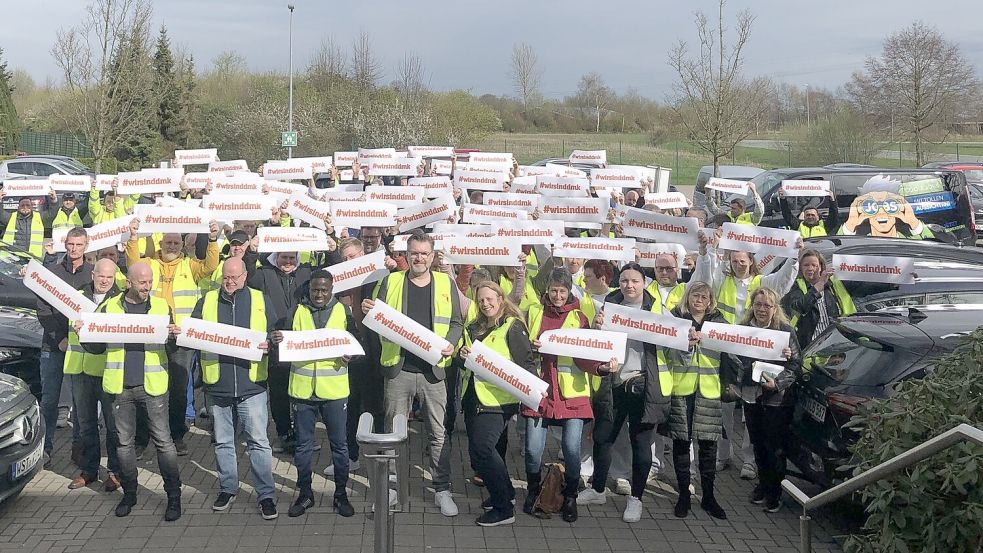 Am 26. März 2024, eine Woche nach den angekündigten Stellenstreichungen, haben die DMK-Mitarbeiter in Edewecht bei einer Betriebsversammlung schon einmal Flagge gezeigt. Foto: NGG