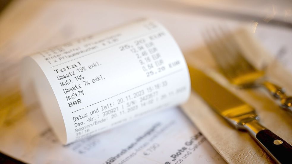 Die Gastronomie meldet weniger Gäste und höhere Preise nach der Mehrwertsteuererhöhung. Foto: Sina Schuldt/dpa