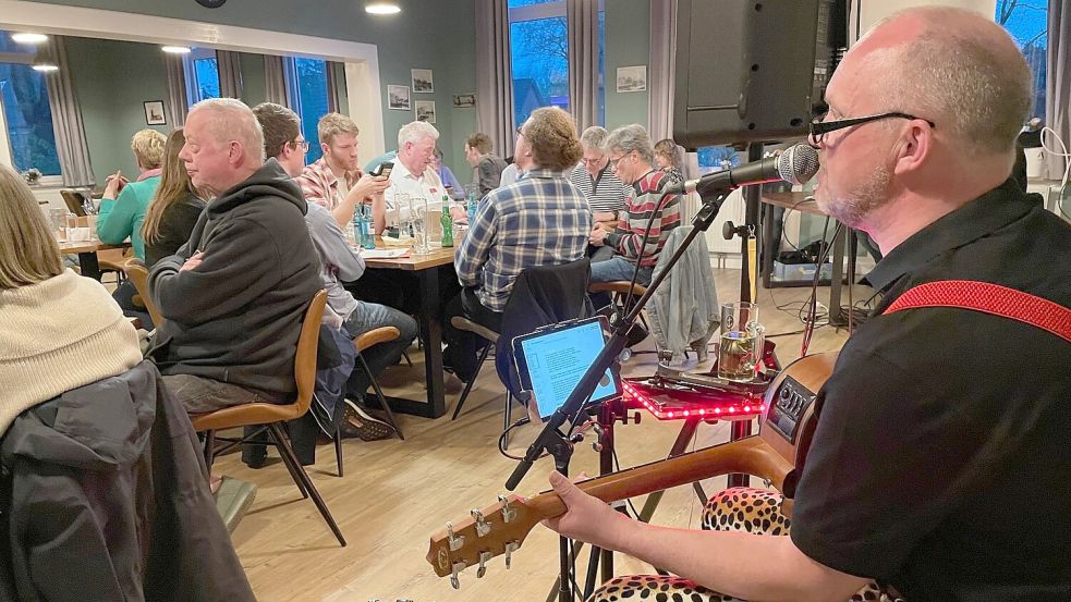 Berthold Tuitjer unterhielt die Gäste als Ein-Mann-Orchester und ließ Musikstücke raten. Foto: Janßen