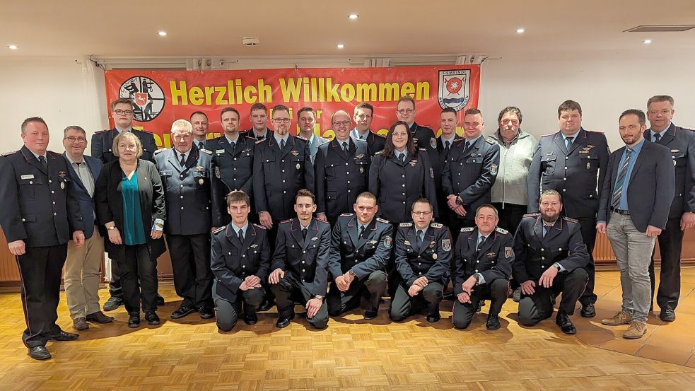 Stehend (von links): Andre Westermann, Ernst-Ingo Lind, Florian Reck, Gaby Ostholthoff, Berthold Hieronimus, Sunke Plümer, Brian Lüppens, Rene-Luca Okken, Stefan Janssen, Hayo Brandt, Rainer Korfe, Thomas Lüppens,, Stefan Janssen, Hayo Brandt, Rainer Korfe, Thomas Lüppens, Julia Friedrichs, Frank Bluhm, Christof Woortmann, Marwin Frey, Reinhold Pruin, Onno Walker, Florian Tautrich, Joachim Lassahn. Dazu sitzend: Frank Müller, Marwin Kuper, Steffen Hieronimus, Christian Greve, Bernhard Meinders, Patrick Arens. Foto: Feuerwehr/Bruns