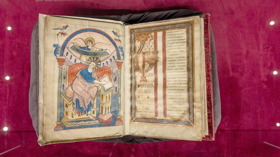 Das Ada-Evangeliar aus der Schatzkammer der Stadtbibliothek Trier. Die kostbaren Bilderhandschriften sind rund 1200 Jahre alt. Foto: Harald Tittel/dpa