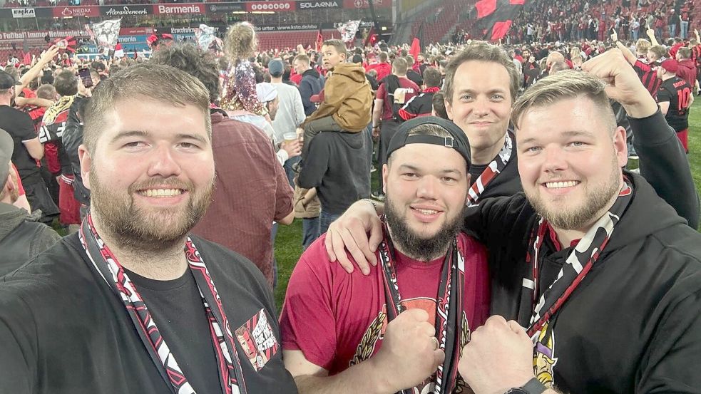 Auch Fans aus Rhauderfehn waren in Leverkusen dabei (von links): Maik Frederichs, Tim Frederichs, Kai Wilshusen und Kai Frederichs.