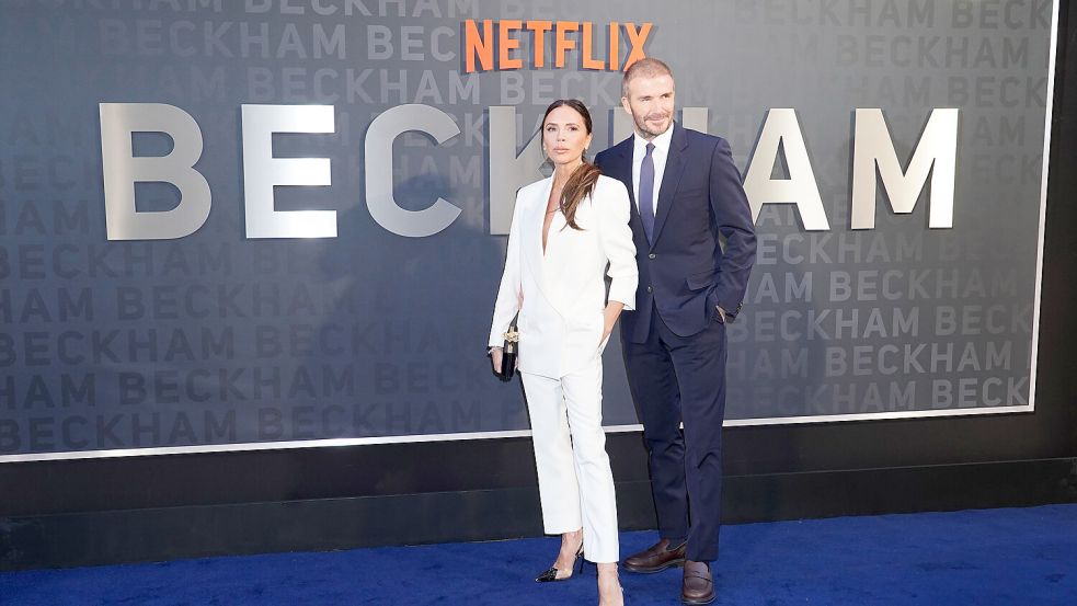 Sie weiß, wie man an sich arbeitet: Victoria Beckham mit ihrem Ehemann, dem Ex-Fußballer David Beckham. Foto: dpa/Ian West