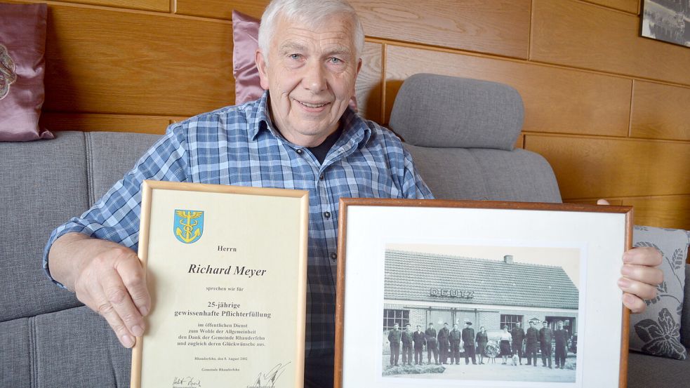 Richard Meyer aus Rhauderfehn feiert heute seinen 80. Geburtstag. Das Foto zeigt ihn mit einer Jubiläumsurkunde der Gemeinde Rhauderfehn und einer Aufnahme seiner ehemaligen Arbeitsstelle, der Firma Alting in Langholt. Foto: Weers