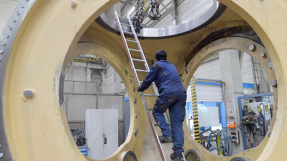 Einige Stahlteile sind so groß, dass man Leitern nutzen muss, um an ihnen zu arbeiten. Foto: Ortgies