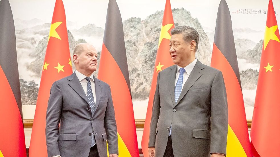 Bundeskanzler Olaf Scholz wird von dem chinesischen Staatspräsidenten Xi Jinping im Staatsgästehaus empfangen. Foto: Michael Kappeler/dpa