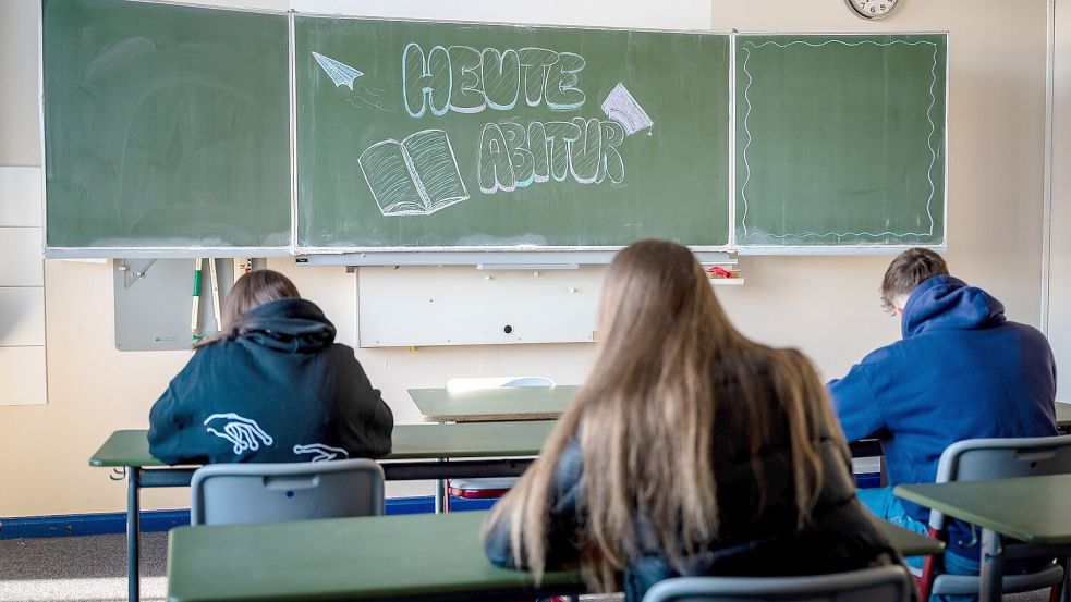 Die Abiturprüfungen im Fach Politik-Wirtschaft waren vorige Woche durch einen Einbruch in eine Schule für rund 8000 Schüler in ganz Niedersachsen mit erheblichen Turbulenzen verbunden. Jetzt zieht das Kultusministerium Konsequenzen. Foto: Sina Schuldt/dpa