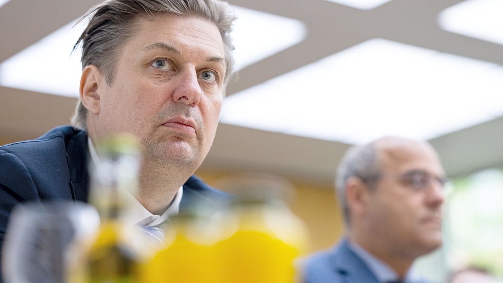 Der AfD-Politiker Maximilian Krah soll für prorussische Propaganda Geld aus kremlnahen Quellen bekommen haben. Dazu hat ihn nun offenbar das FBI befragt. Foto: dpa/ Guido Kirchner