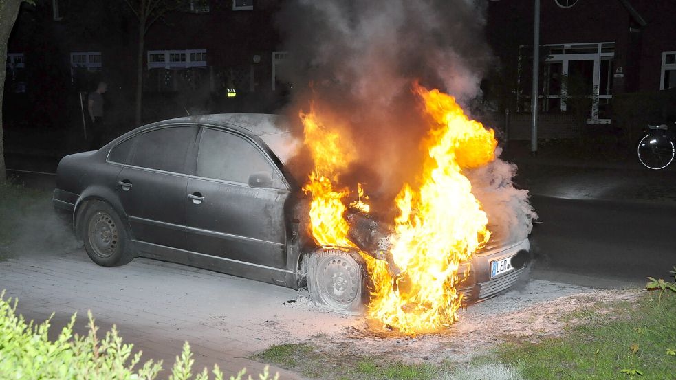 Die Autos in der Groninger Straße brannten lichterloh. Foto: Wolters