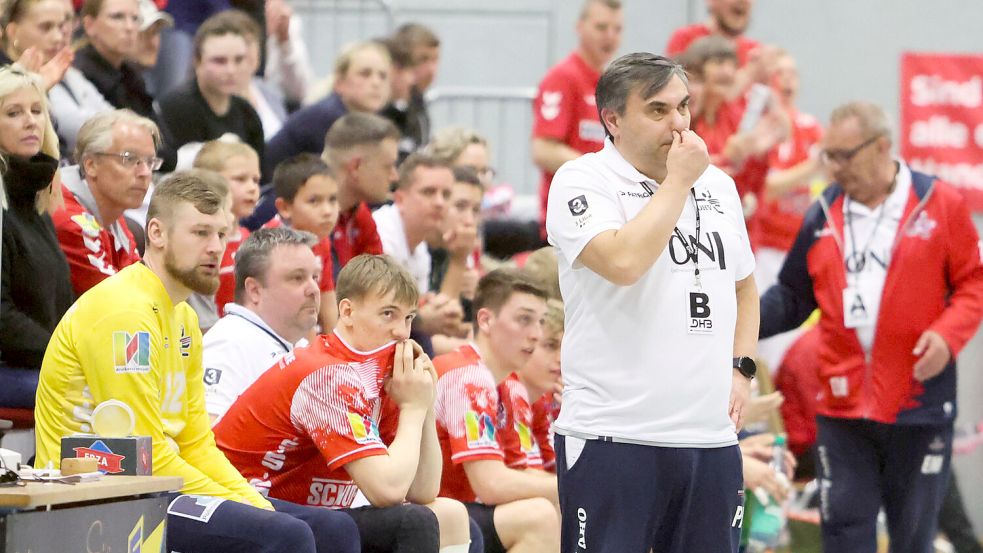 Am Sonntag im Derby gegen Wilhelmshaven stand Pedro Alvarez das letzte Mal an der Seitenlinie des OHV Aurich. Foto: Doden, Emden