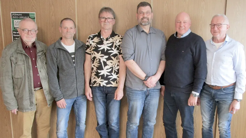Der neue Vorstand der Tennis-Abteilung von TuRa 07 Westrhauderfehn: (von links) Jörg Furch, Mirko Kolbe, Rolf Park, Knut Hofmayer und Harm Evers. Rechts ist Jochen Koch als Vertreter des TuRa-Hauptvereins zu sehen. Foto: privat